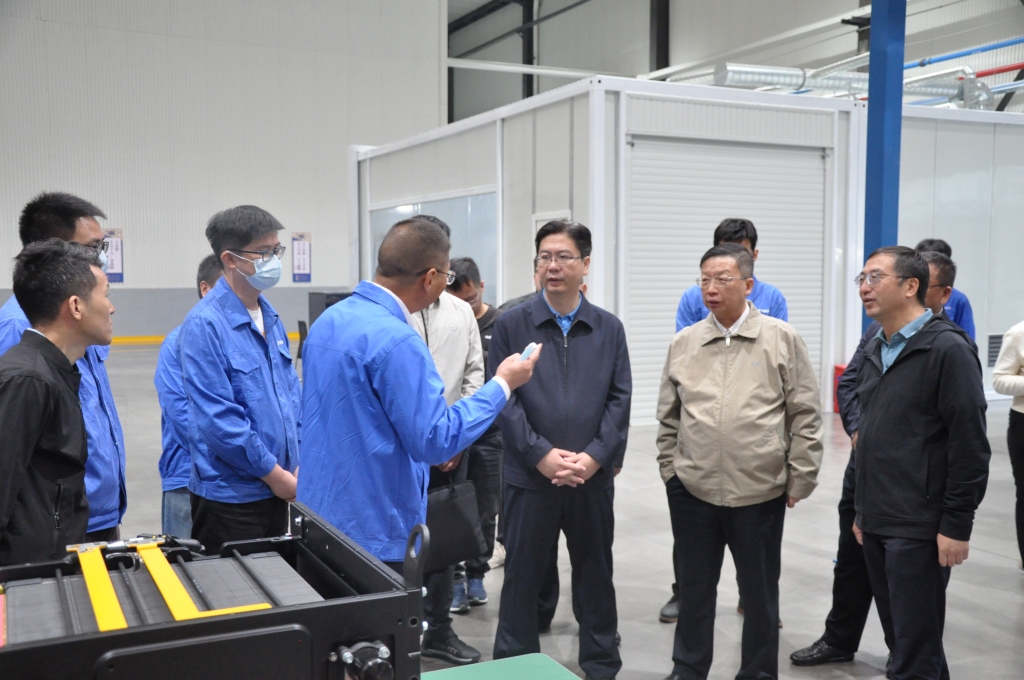 昆明市氢能、、储能等绿色能源工业调研组到云南新宝GG动力集团有限公司开展调研